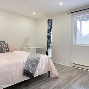  Guest house Cozy With Private Bath Near Don Mills Subway